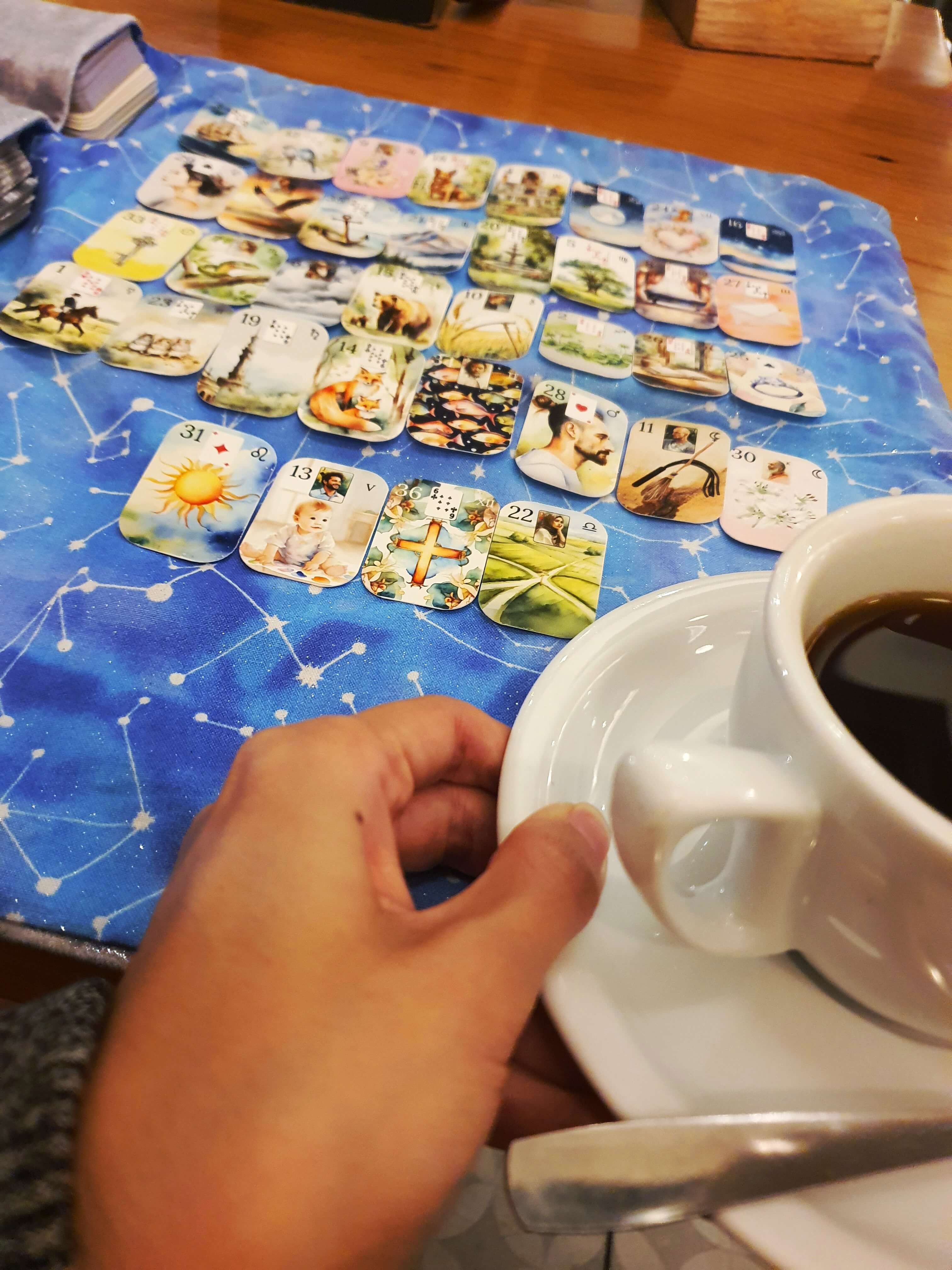 Gran Tabla Petit Lenormand en versión micro sobre una mesa de café