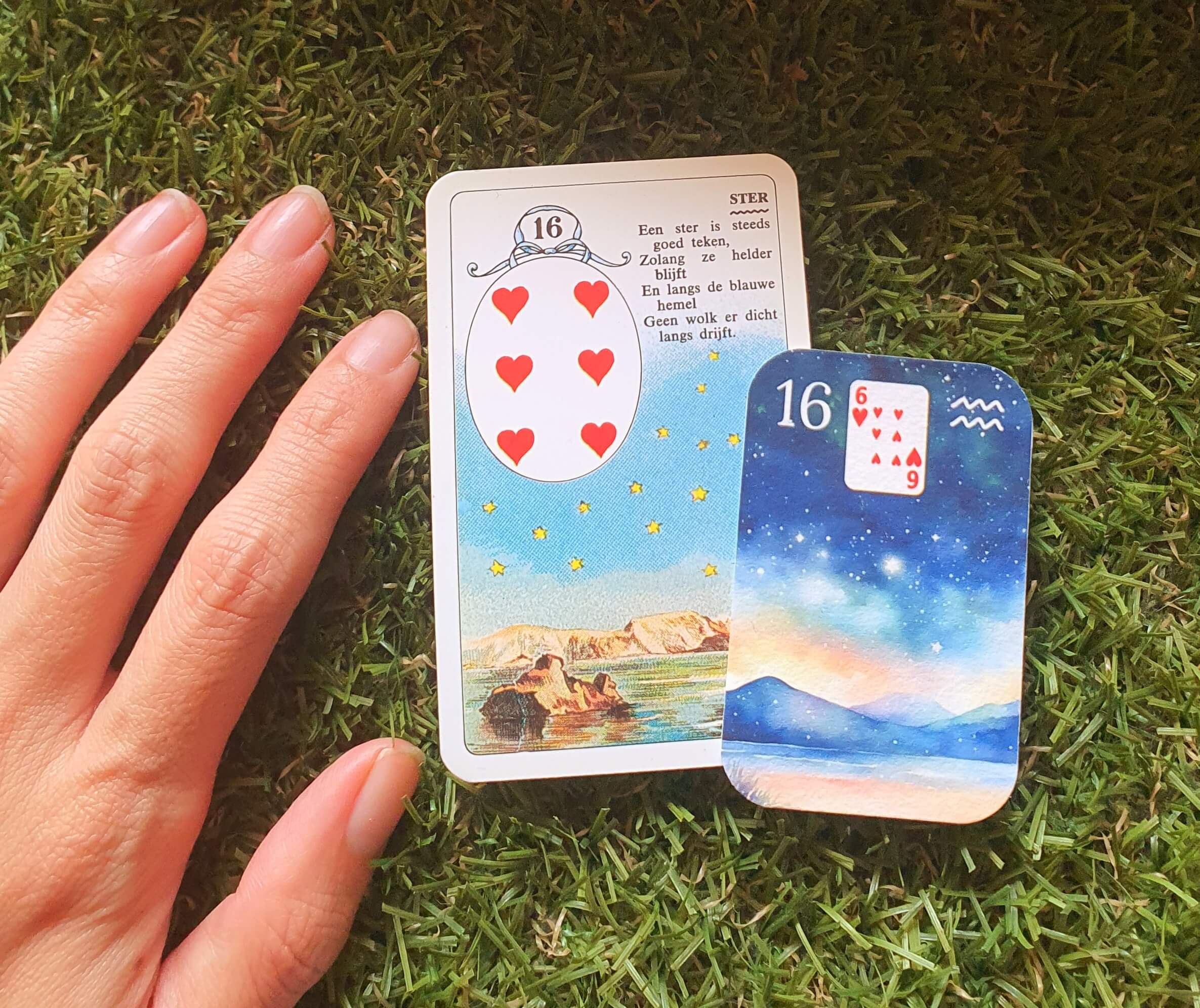 Comparación del mini mazo acuarela Petit Lenormand con un mazo Cartamundi clásico