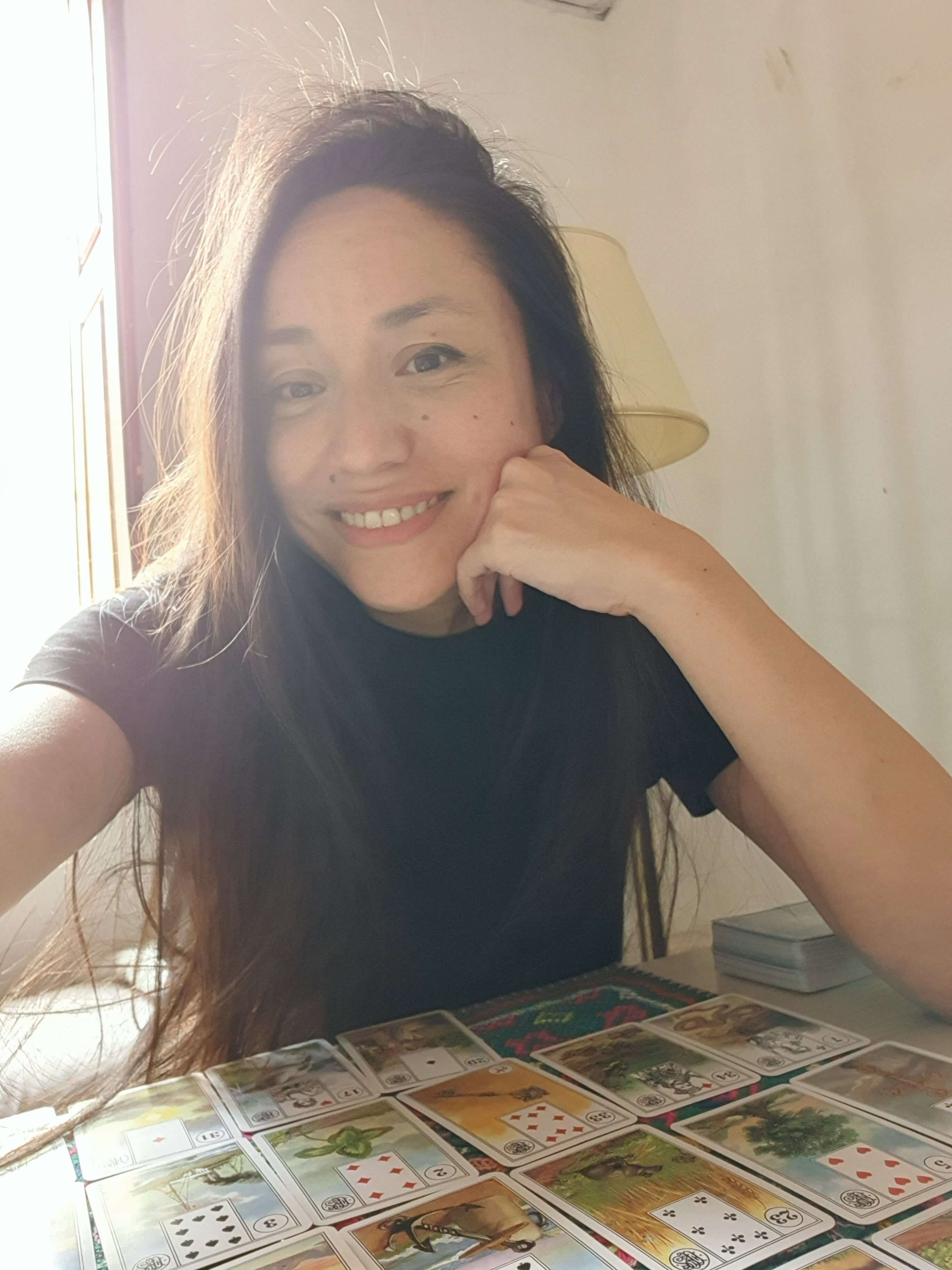 Isabelle, lectrice Lenormand et Tarot à Barcelone, accueillant les voyageurs pour une expérience locale significative