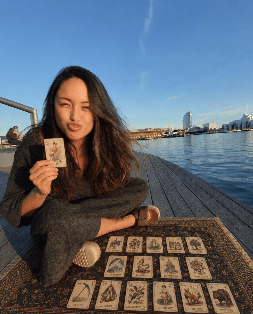 Isabelle avec ses cartes à Barcelone