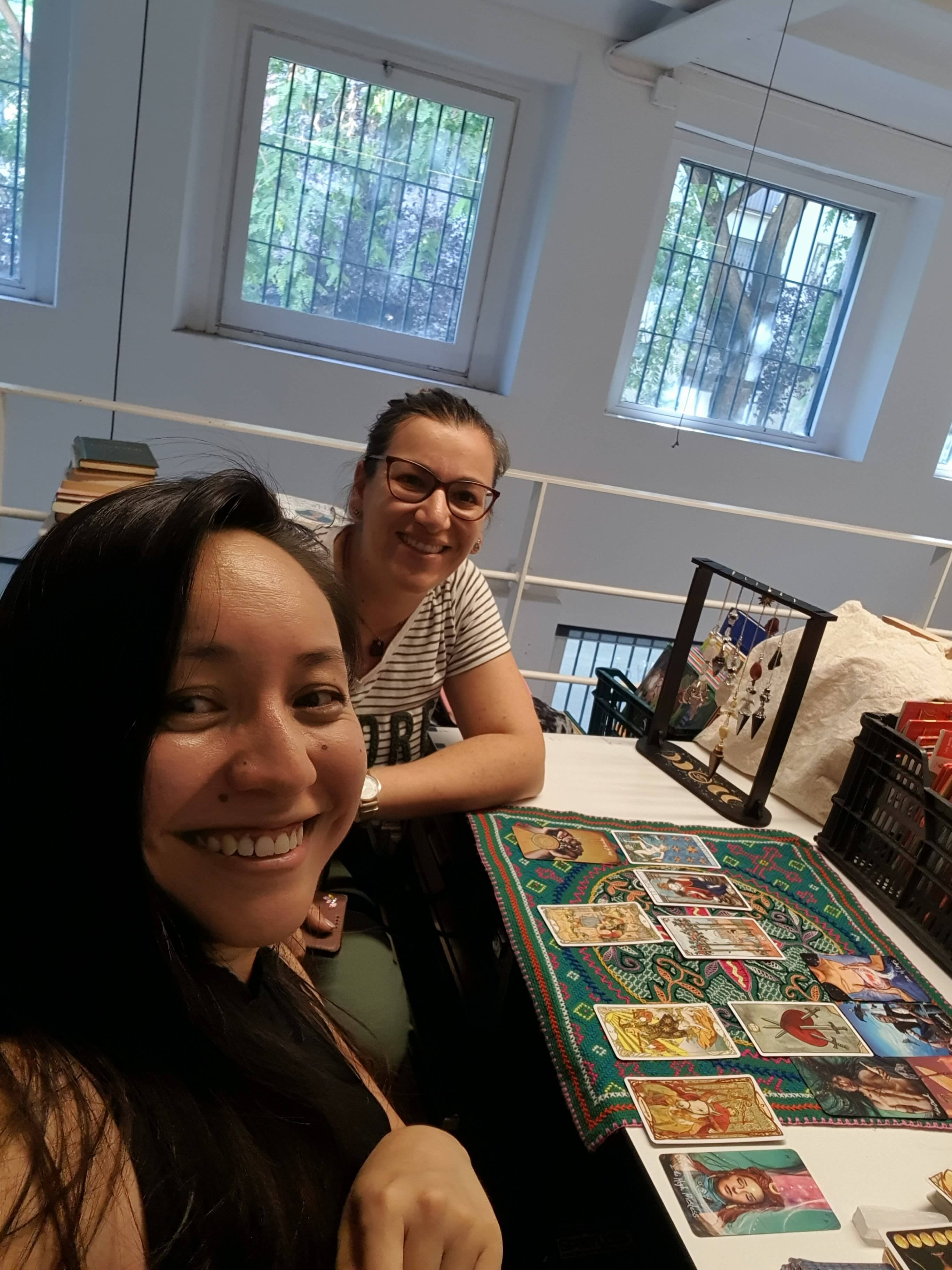Isabelle welcoming visitors during a natural Tarot and Lenormand moment in Barcelona
