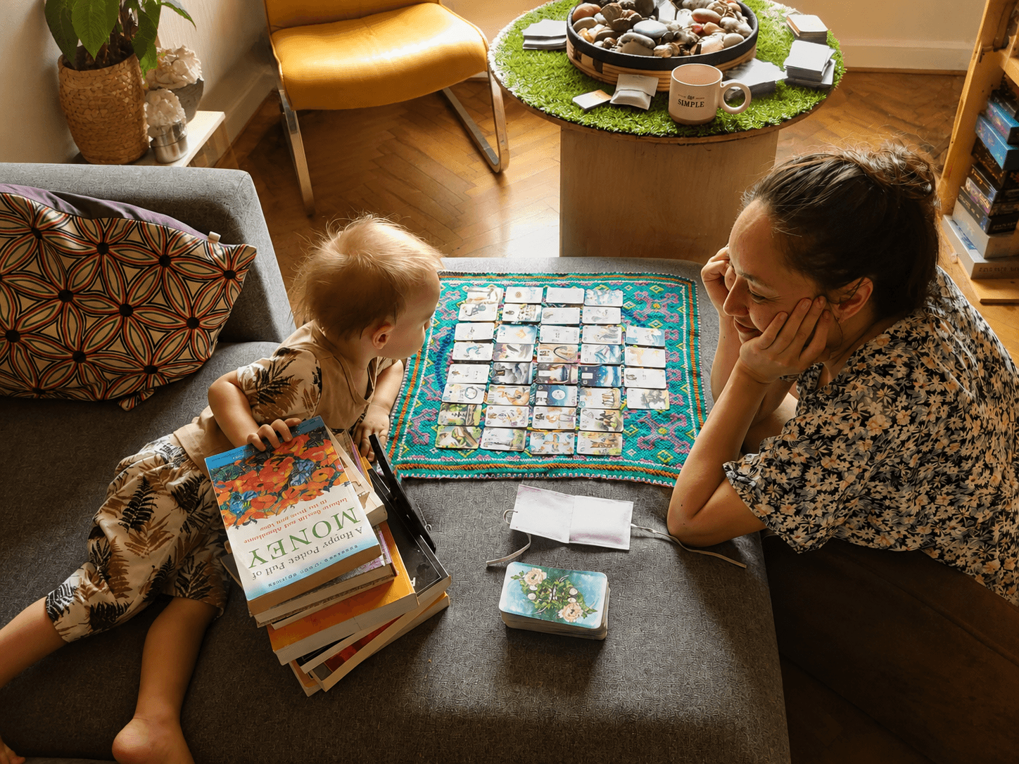 Isabelle devant un Grand Tableau du Petit Lenormand, entourée de ses cartes et de ses livres